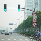 El doble revestido del polvo arma la señal de tráfico postes, postes de la señal de tráfico